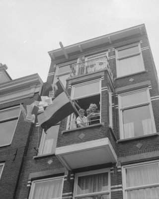 Vlag hangt uit, eindexamen 1964 foto: H. van Gelderen