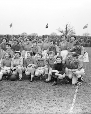 Vrouwenvoetbalteam 1955, foto: H. Pot