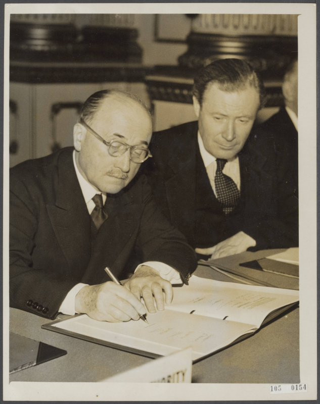 Jean Monnet (Fr), voorzitter van de Hoge Autoriteit van de Europese Kolen- en Staalgemeenschap, en Duncan Sandys, Engelse minister van Volkshuisvesting tekenen overeenkomst van samenwerking in Lancaster House in Londen, Collectie Elsevier Buitenland