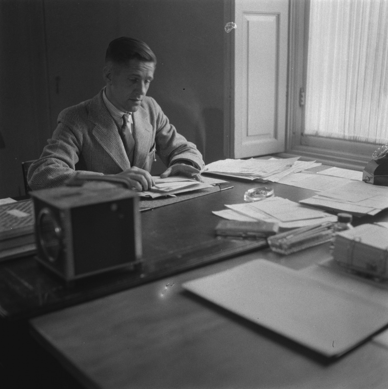 Ambtenaar achter een bureau