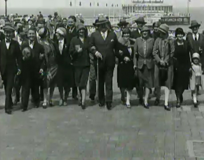 The visit of Paul Whiteman and his orchestra to the Scheveningen boulevard, 1926