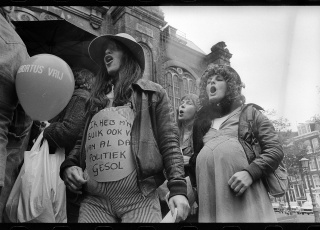 Namaak zwangere vrouwen tijdens demonstratie in Amsterdam voor de legalisering van abortus (10 september 1977).
