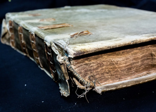 Beschadigd boek uit archief