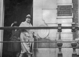 Herman Göring verlaat het pand van kunsthandelaar Jacques Goudstikker in 1941