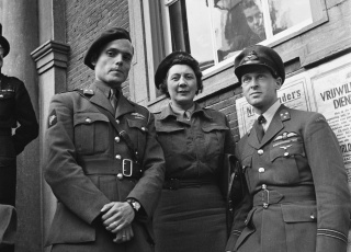 Bezoek van koningin Wilhelmina en prinses Juliana aan Breda. Adjudanten van koningin Wilhelmina, [vlnr. Peter Tazelaar, Rie Stokvis, Erik Hazelhoff Roelfzema]