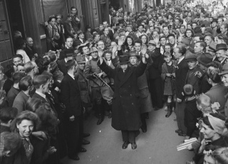 NSBers opgepakt in Deventer, 11 april 1945, foto: Willem van de Poll