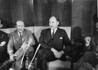 Aankomst minister mr. J.M.A.H. Luns op Schiphol nadat hij in New York een vergadering van de Verenigde Naties had bijgewoond, 1961. Foto: Wim van Rossem, Nationaal Archief / Collectie Anefo