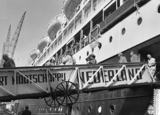 Aankomst vd Johan van Oldenbarnevelt uit Indonesie in Amsterdam 24 maart 1958