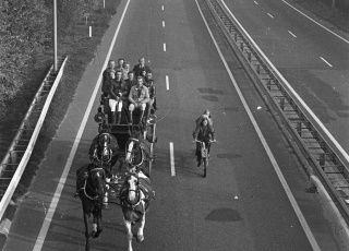 Paardenkoets en fietser op de snelweg op autoloze zondag (4 november 1973).