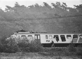 Treinkaping bij De Punt (12e dag); kaper loopt met vlag langs de trein Hans Peters / Anefo