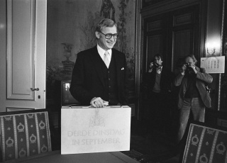 Prinsjesdag 1978, minister Andriessen met het miljardenkoffertje in de Tweede Kamer. Foto: Bert Verhoeff, Collectie Anefo