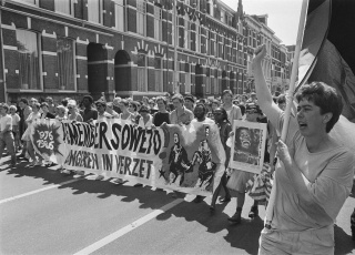 Demonstratie in Den Haag naar aanleiding van 10-jarige opstand in Soweto