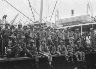 Foto van de KNIL-militairen aan boord van het troepentransportschip