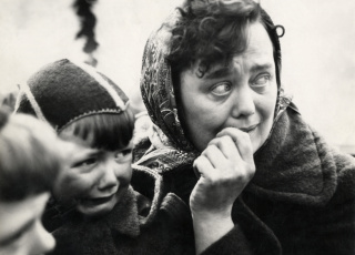 Moeder en zoon worden gered uit hun ondergelopen huis - Henk Blansjaar (2 februari 1953).