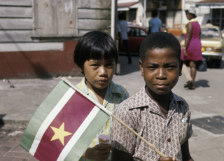 Kinderen met Surinaamse vlag, 1975 (foto: Bert Verhoeff)