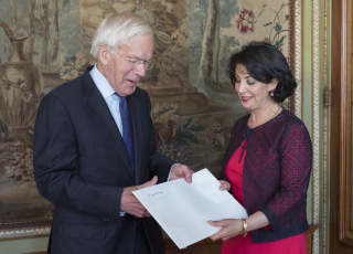 Informateur Herman Tjeenk Willink krijgt op dinsdag 30 mei 2017 zijn opdracht uit handen van Tweede Kamervoorzitter Khadija Arib.