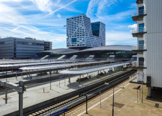 Foto van het gemeentehuis en het station in Utrecht 