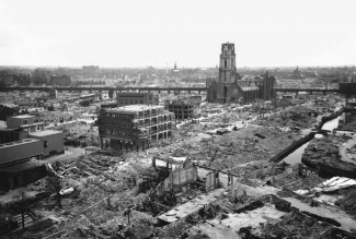 Stadscentrum met Laurenskerk na het Bombardement op Rotterdam (1940).