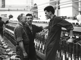 Italiaanse arbeidsmigranten in een textielfabriek in Twente (1964).