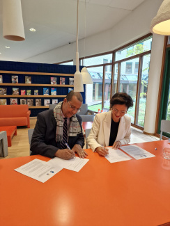 Staatssecretaris Gunay Uslu en de minister van Bestuur, Planning & Dienstverlening Ornelio Martina ondertekenen de MoU.