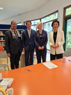 Staatssecretaris Gunay Uslu, minister Ornelio Martina en algemene rijksarchivaris Afelonne Doek