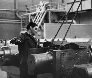 Italiaanse metaalarbeider in een fabriek in Leiden (1962).