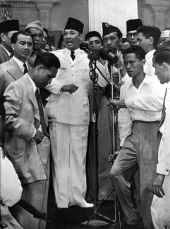 Sukarno meldt de soevereiniteit