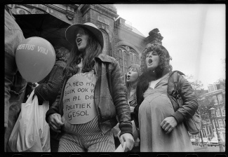 Namaak zwangere vrouwen tijdens demonstratie in Amsterdam voor de legalisering van abortus (10 september 1977).