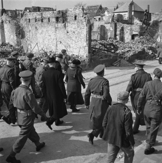 Koningin Wilhelmina bezoekt verwoest Zeeland 1945