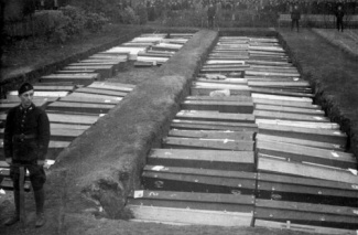 Massagraf bombardement Nijmegen foto: Molkenboer