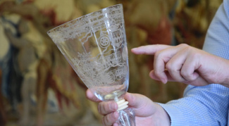 Glas, waar de stamvader op staat afgebeeld