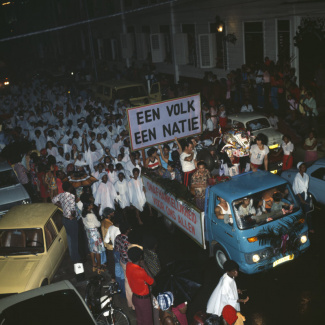 Suriname onafhankelijk; feestende Surinamers op vrachtauto, 1975, (foto: Bert Verhoeff)