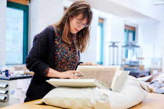 Femke Prinsen bladert door een kopie van het boek