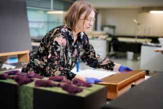 Meulenbeld pakt de lakdoos met de brief van de shogun op om te openen