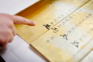 3. Zichtbare schadeplekken op de goudkleurige brief van de shogun