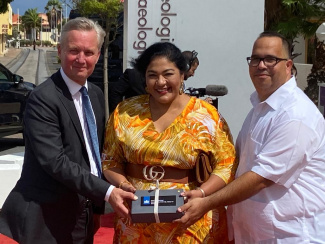 Overhandiging, op 1 juli, van 345 gedigitaliseerde archiefstukken. Staatssecretaris Eric van der Burg (J&V), minister Xiomara J. Maduro (Financiën en Cultuur) van Aruba en Edric Croes (Archivo Nacional Aruba)