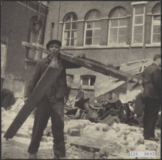 Op zoek naar brandhout in verwoeste panden, 1945