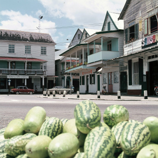 Straatbeeld Paramaribo rond 1975