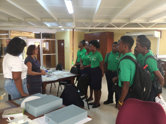scholieren krijgen uitleg over restauratie van Valérie Martens (Nationaal Archief Curacao)