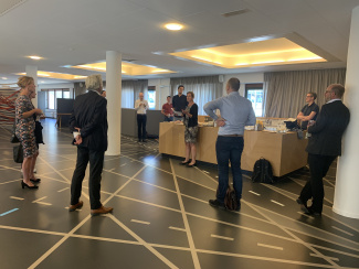 Liesbeth Keijser spreekt genodigden toe