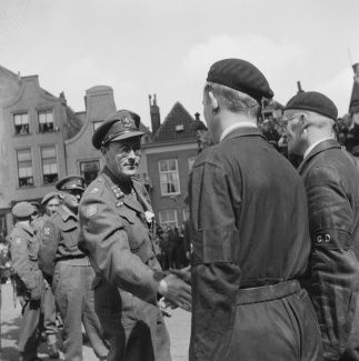Prins Bernhard met Binnenlandse strijdkrachten, 1945 foto: W. van de Poll