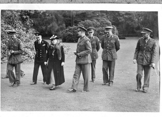 Koningin Wilhelmina met zes officieren in Londen (25 oktober 1941)
