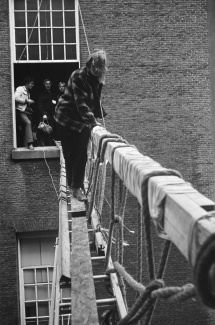 Een luchtbrug van ladders verbindt het Maagdenhuis met de Universiteitsbibliotheek (19 mei 1969).