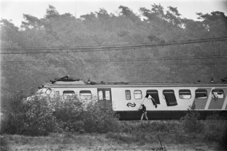 Treinkaping bij De Punt (12e dag); kaper loopt met vlag langs de trein Hans Peters / Anefo