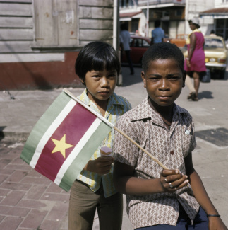 Surinaamse jongens met vlag, 1975