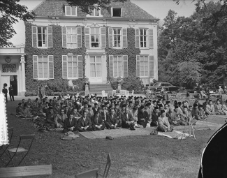 Viering van islamitisch feest Lebaran in de ambtswoning van de hoge commissaris van Indonesië, 1954 Wassenaar. Foto Joop van Bilsen / Anefo