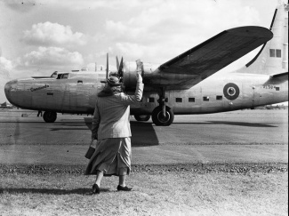 Koningin Wilhelmina ontvangt prinses Juliana in Londen (9 september 1944)
