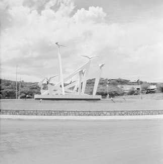 Het Autonomiemonument in Willemstad, waar de woorden van koningin Wilhelmina op te zien zijn (1955)