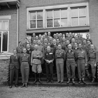 Groepsportret van de gedecoreerden met Prins Bernhard, 20 juni 1946