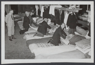 Bewoners van Rotterdam slapen in de grote zaal van de dierentuin in Den Haag (1940).